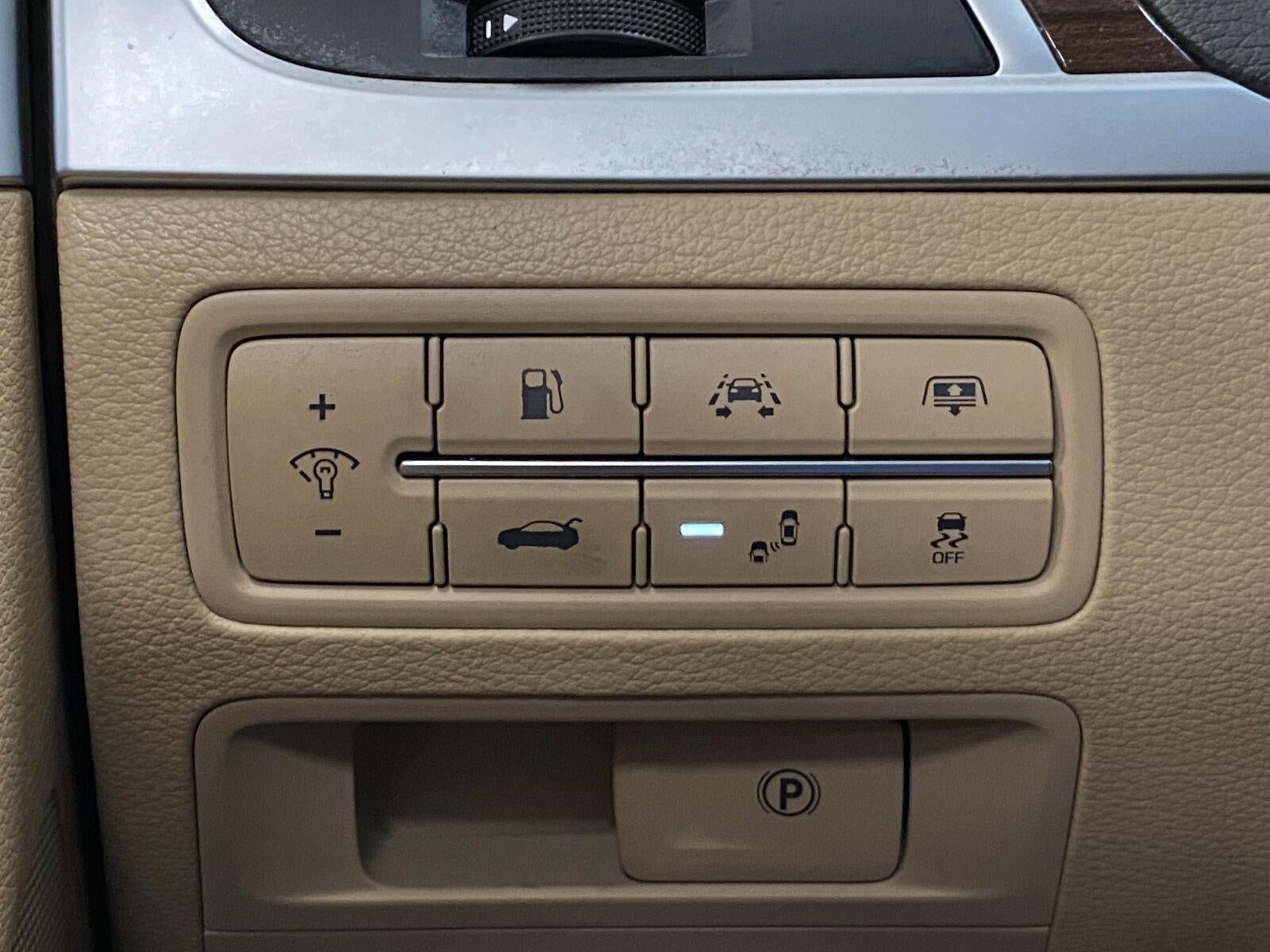 2016 Hyundai Genesis 4dr Sdn V6 3.8L AWD