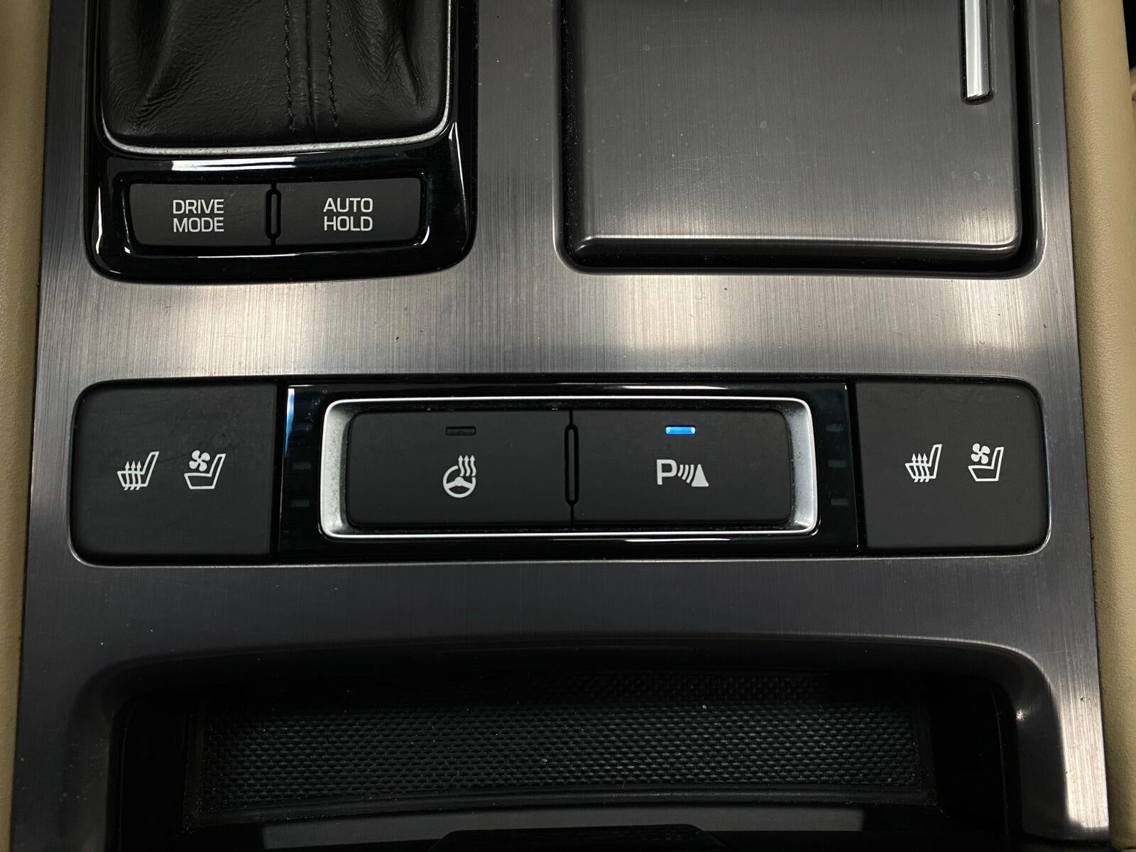 2016 Hyundai Genesis 4dr Sdn V6 3.8L AWD